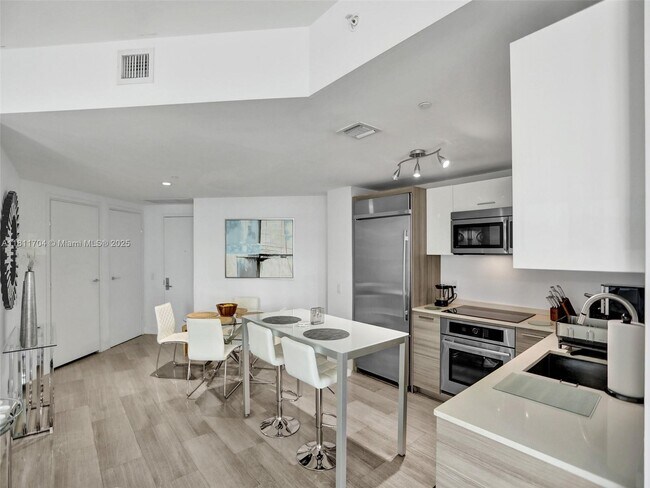 Building Photo - 1300 Brickell Bay Dr