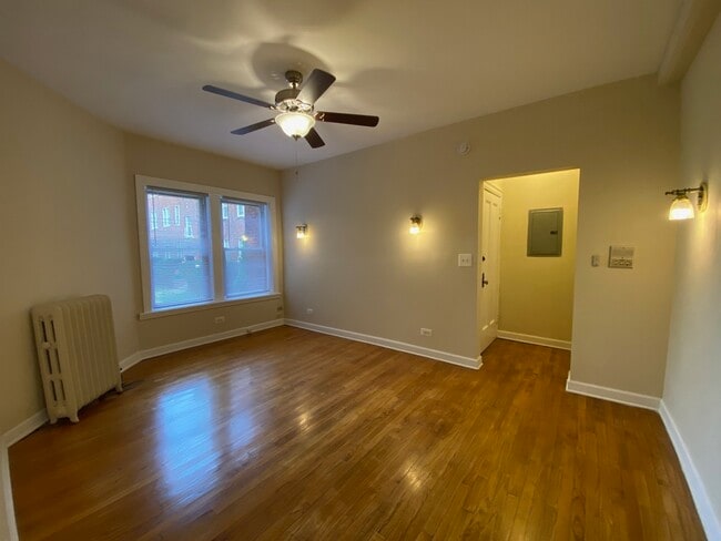 Building Photo - 1345 1/2 W Touhy Ave