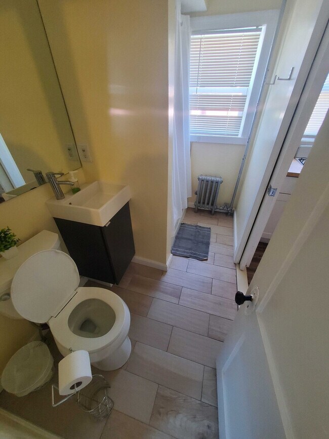 Building Photo - 132 Wesleyan Ave