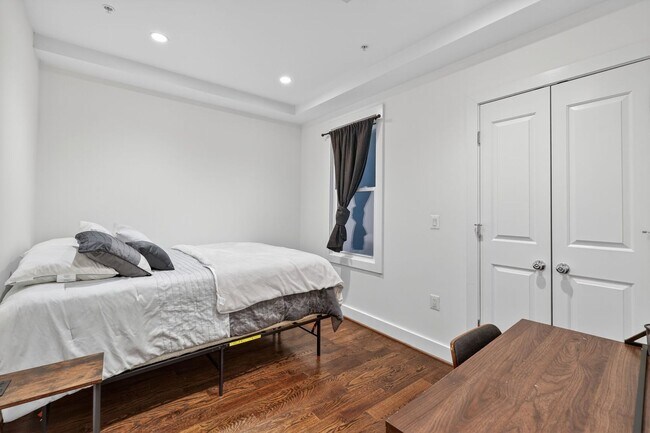 Building Photo - Sophisticated, Beautifully Furnished 2br/2...