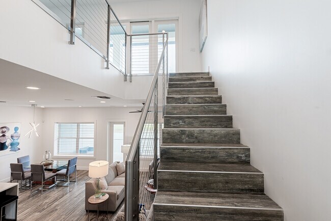 Building Photo - 14836 Granada Dr