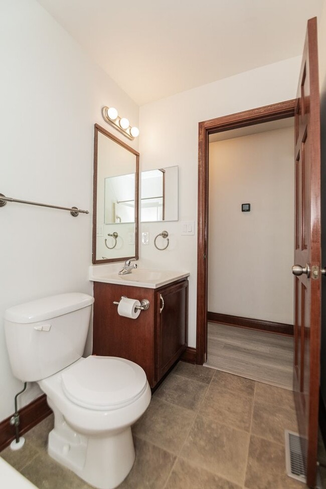 Building Photo - 3 Bedroom / 2 Bathroom Home for Rent in Va...