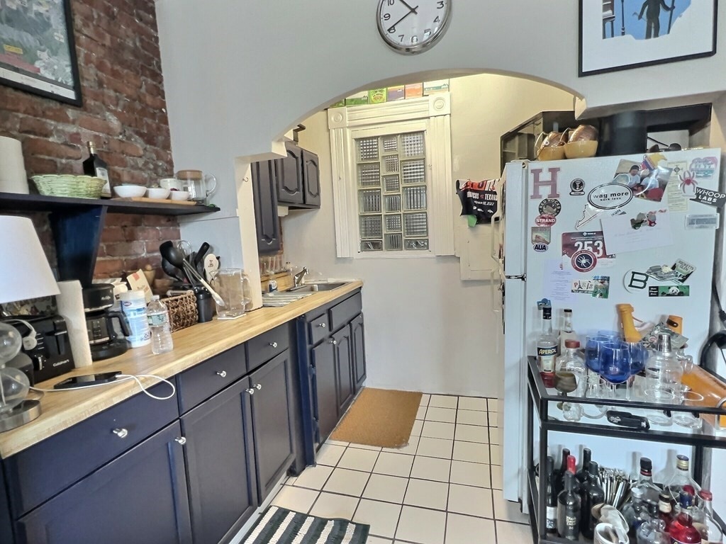 Building Photo - 261 W Newton St