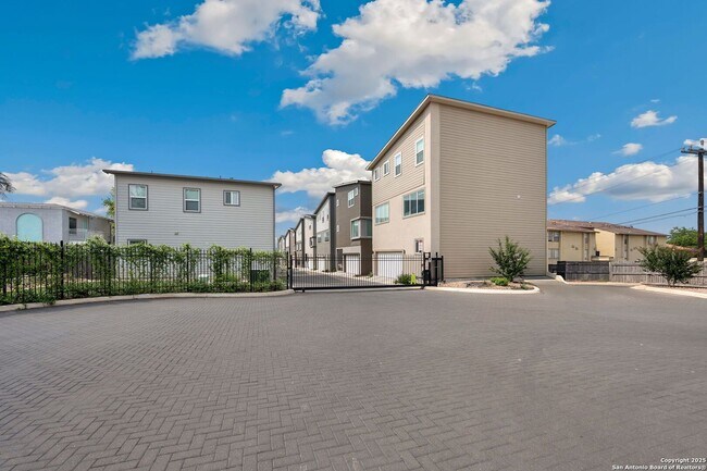 Building Photo - 1618 W Lawndale Dr