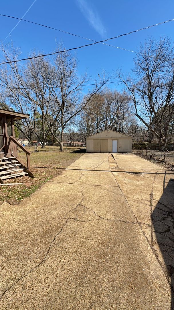 Building Photo - Well Maintained 3 bedroom 1 bath Home - Open To Section 8 - 1st Month's Rent Free