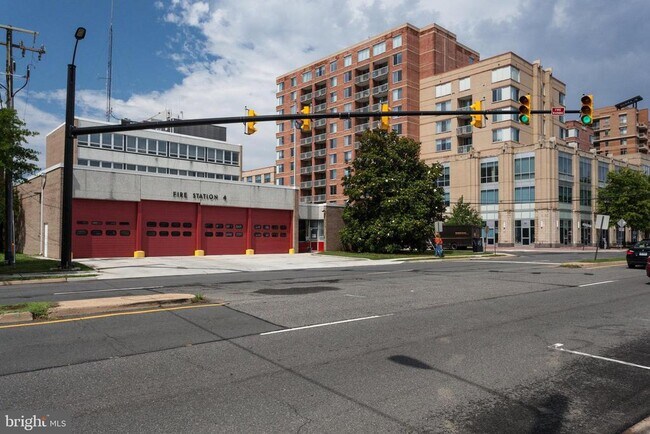 Building Photo - 1001 N Randolph St