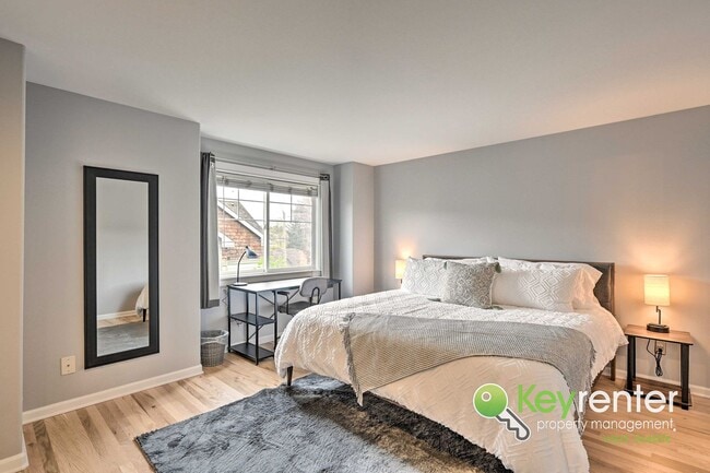 Building Photo - Beautifully Renovated 3 Bed Townhome in Prime North Seattle Location