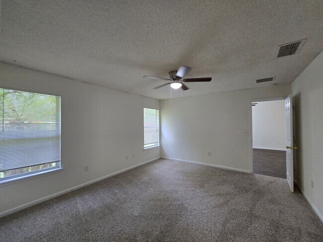 Building Photo - Move-In Special 1/2 Off First Months Rent