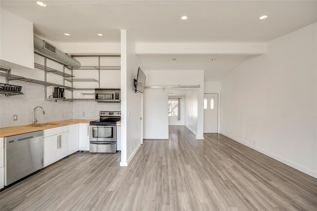 Building Photo - 1304 Mariposa Dr