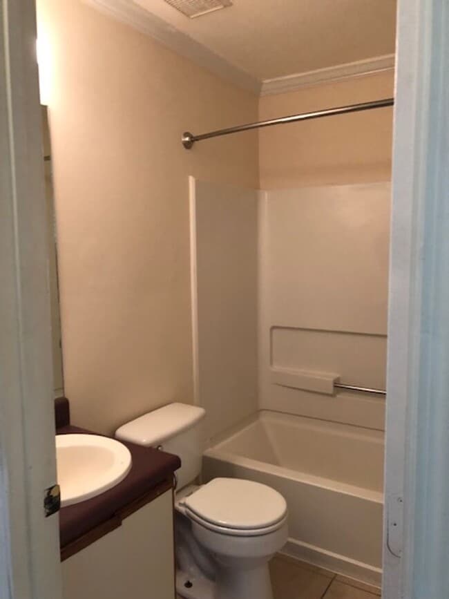 Building Photo - Cozy Home