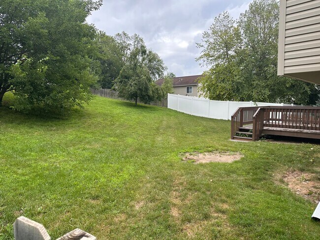 Building Photo - Three bedroom 3 bathroom in popular Bellevue