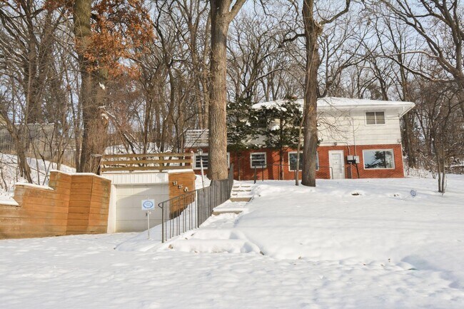 Primary Photo - Character-Filled 3 Bedroom on Historic Pill Hill Available NOW!