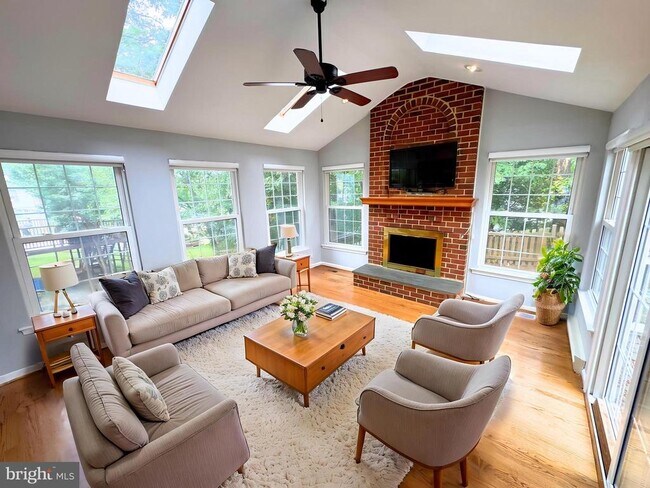 Building Photo - 3063 Schubert Dr