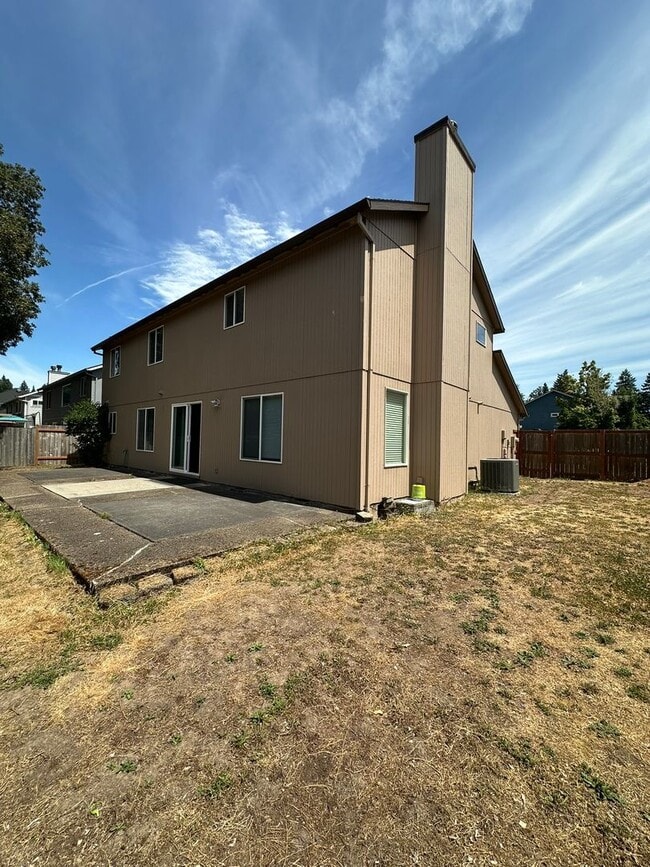 Building Photo - 4 bedroom, 2288sf home. Close to Nike, Int...