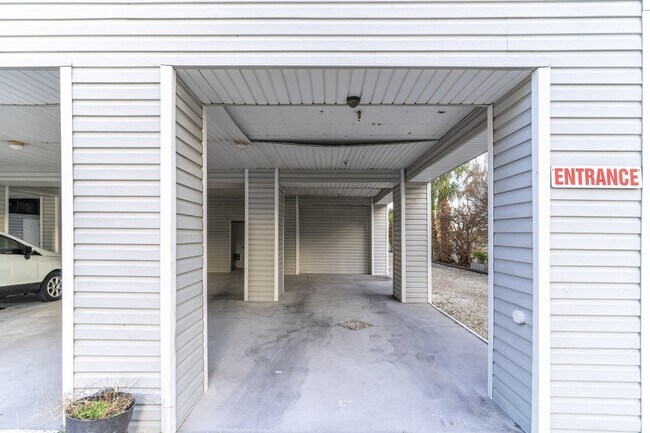 Building Photo - Gorgeous 2/2 condo at Indian Shores