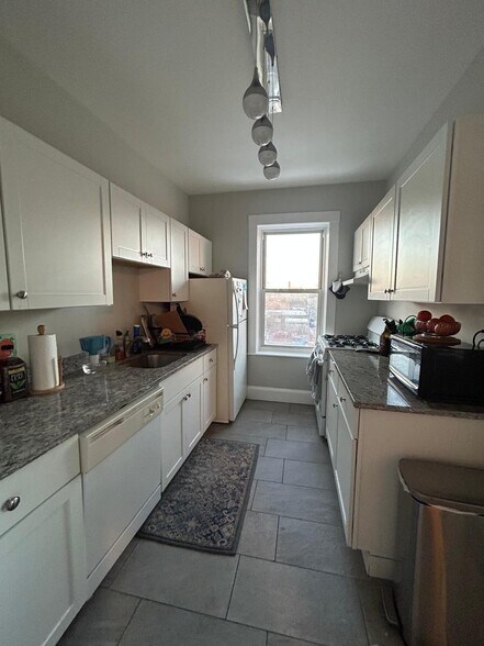 Primary Photo - 4 Farrington Ave