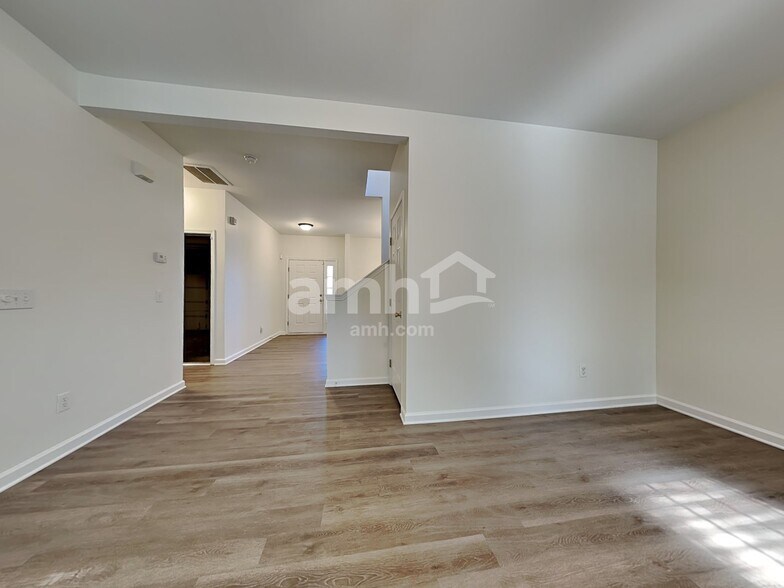 Building Photo - 6240 Red Clover Ln