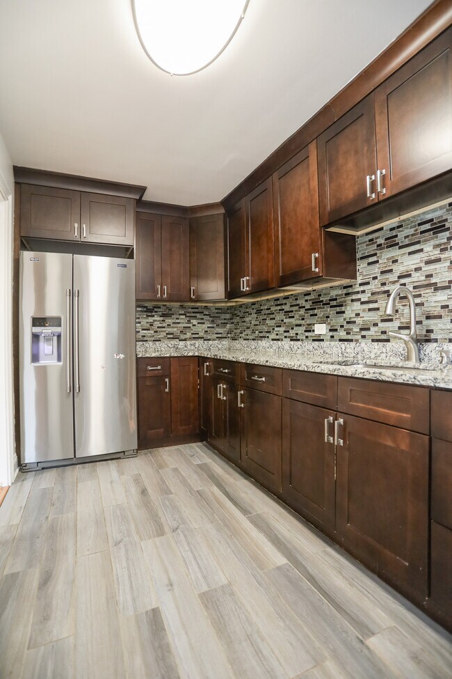 Building Photo - 2754 W Berwyn Ave