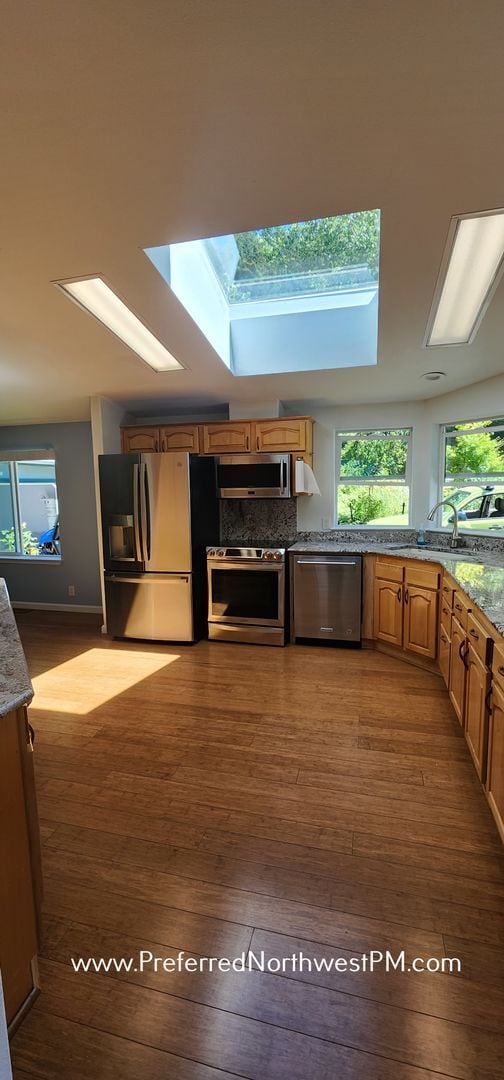 Building Photo - Lovely Home on the McKenzie River!