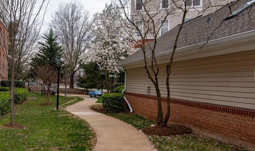 Building Photo - 7000 Falls Reach Dr