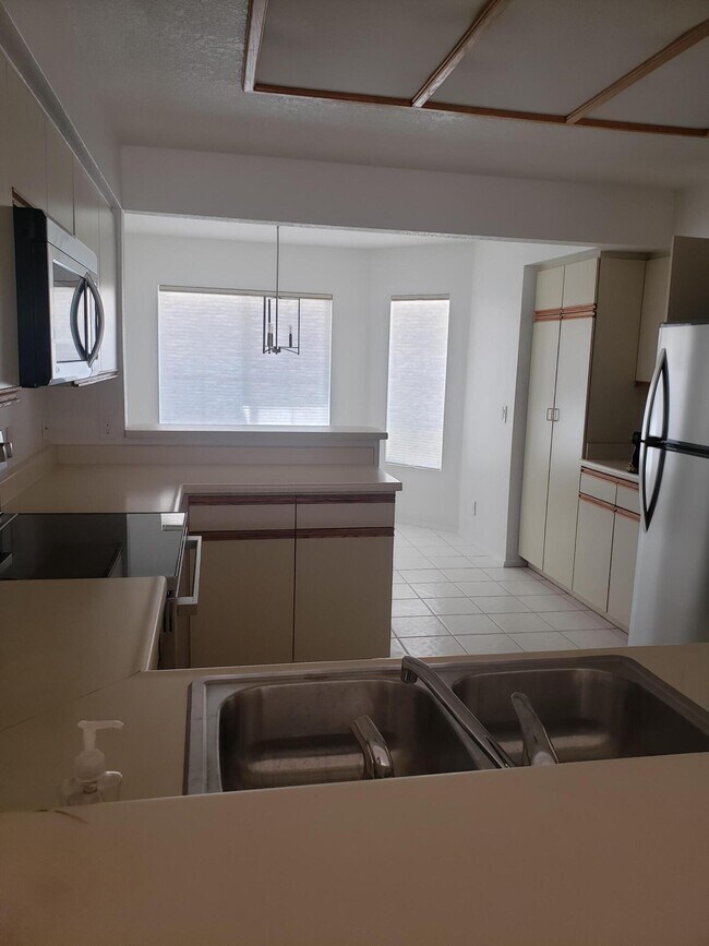 Building Photo - 136 Desert Falls Dr E