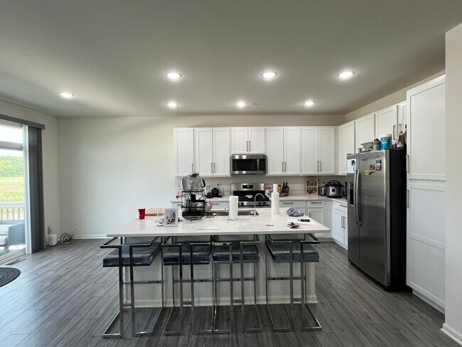 Building Photo - 356 S Pointe Ave