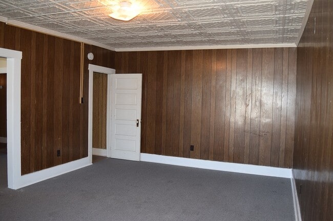 Building Photo - 136 W High St