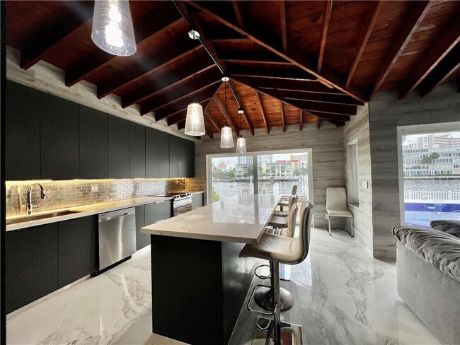 Building Photo - 720 NE 28th Ave