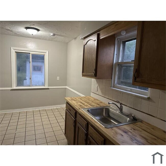 Building Photo - 3948 E 186th St