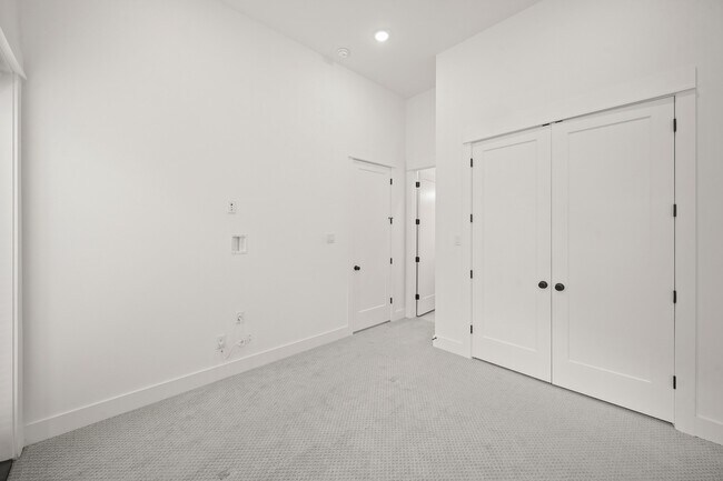 Building Photo - 2811 Anita St