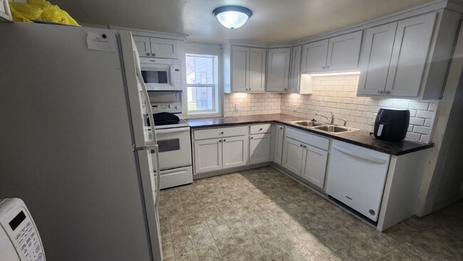 Building Photo - 2 Bedroom, 1 Bathroom House For Rent - Newly Remodeled Kitchen & Bathroom!