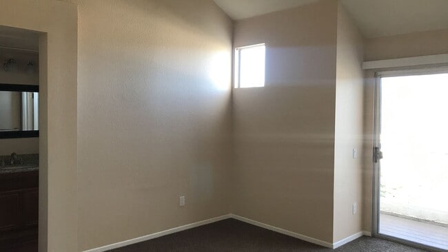 Building Photo - 2 Bed, 2.5 Bath Two-Story Condo with Garage