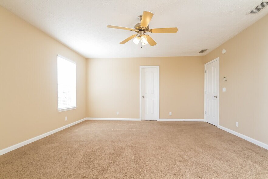 Building Photo - 1611 St Andrews Dr