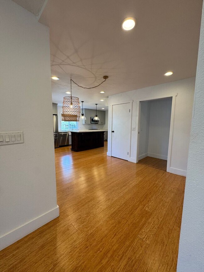 Building Photo - Newly Renovated 3/3 Home in Waialua