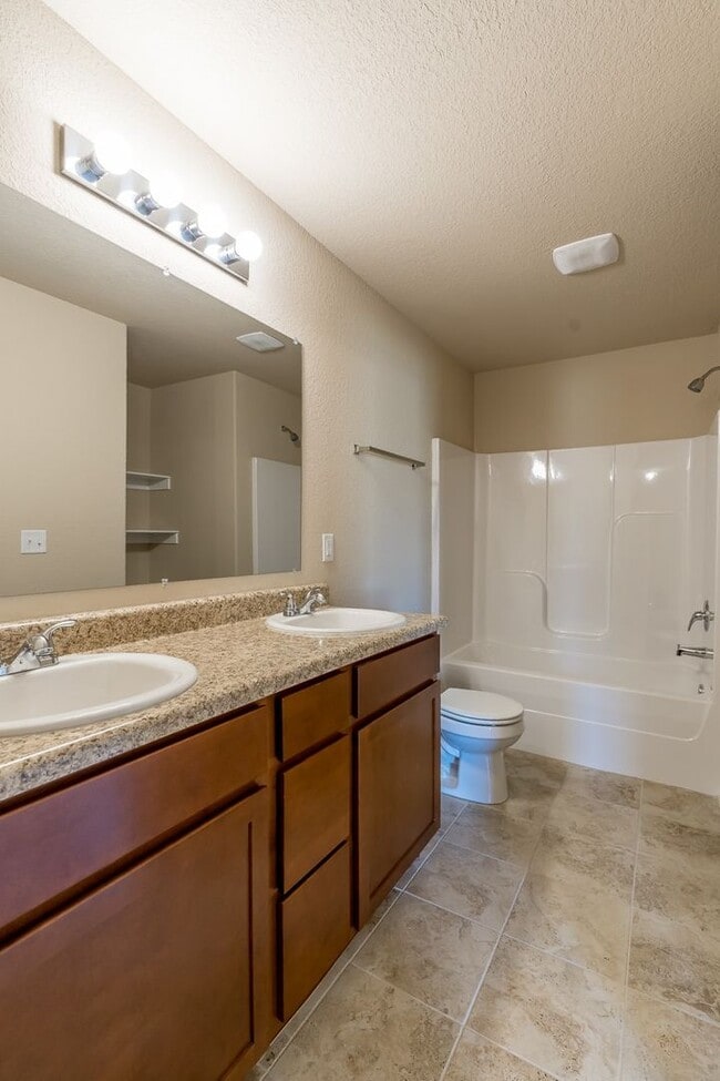 Building Photo - Beautiful 4 bedroom Home on Valley View Golf Course. HUGE Fenced Yard!