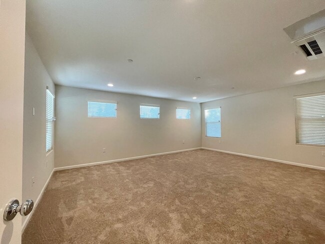 Building Photo - Newer Napa 2 Bedroom 2 Bathroom Condo; Both Bedrooms En-Suite