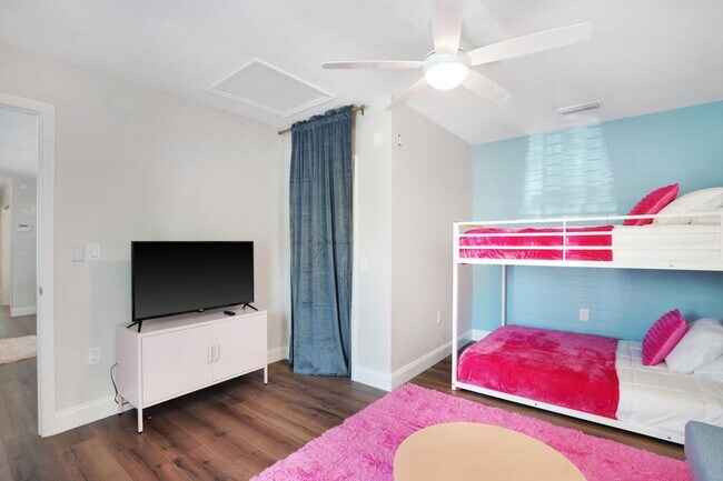 Building Photo - VACA or Short Term Furnished Chic Monthly Rental Home in Bradenton, FL