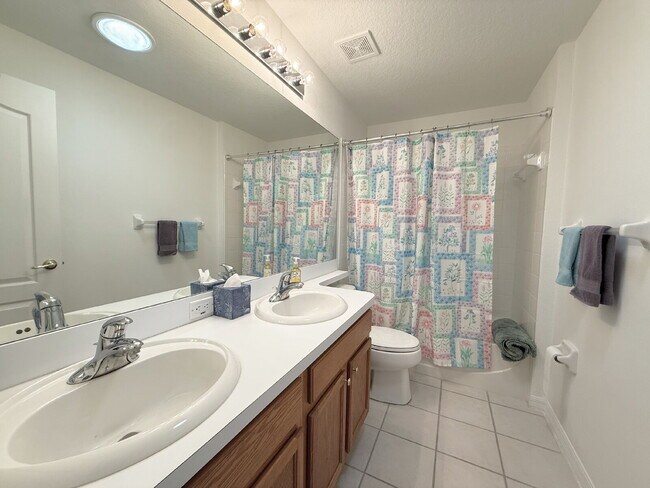 Building Photo - "Charming 3-Bed Oasis with 2 Full Baths in...