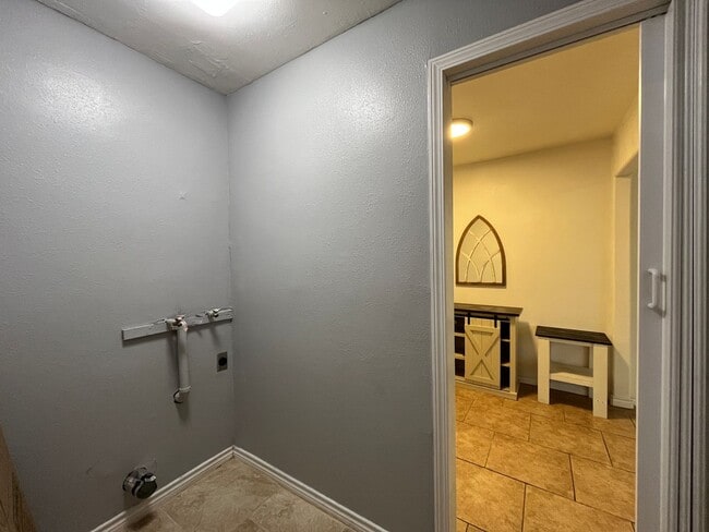 Building Photo - TULOSO MIDWAY WITH WATER AND ELECTRIC INCLUDED!!