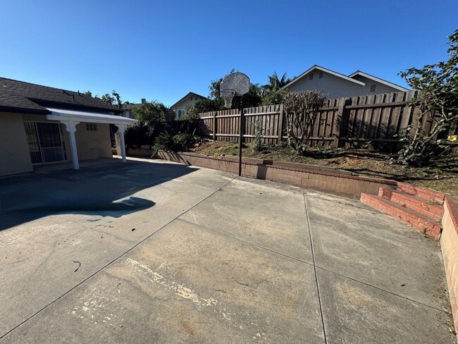 Building Photo - Spacious Central Ventura Home