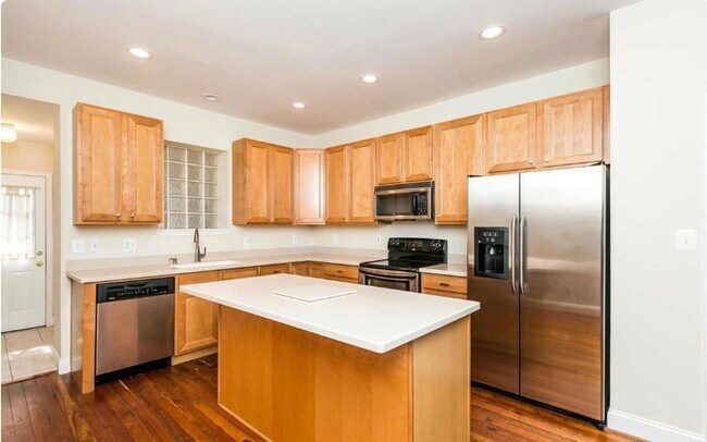 Building Photo - Charming 2bdrm 2.5 bath Patterson Park home with parking and rooftop deck