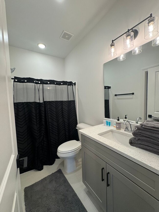 Building Photo - 3 bed 3.5 bath house in South Grove!