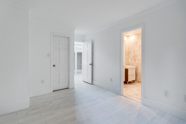 Building Photo - 4611 Charleston Terrace NW