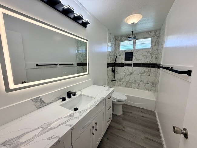 Building Photo - Newly Renovated 5BR/2BA Home – Move-In Ready in Pearl City