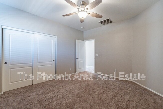 Building Photo - 2741 E Yellowstone Pl