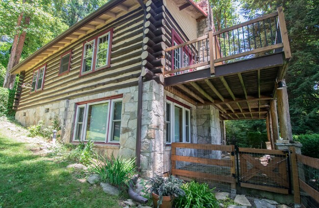 Building Photo - Laurel Park log home 3 bedroom 3 bathroom home.