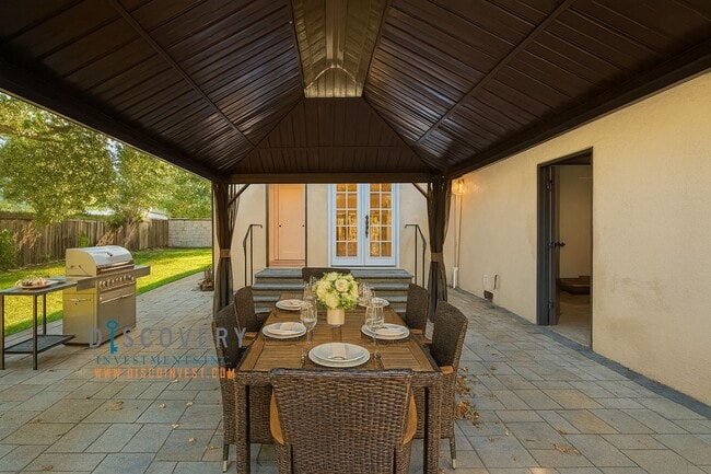 Building Photo - Your Ideal Modern Retreat with Enclosed Yard