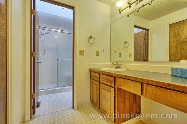 Building Photo - 3 Bed, 2 Bath home in Milwaukie