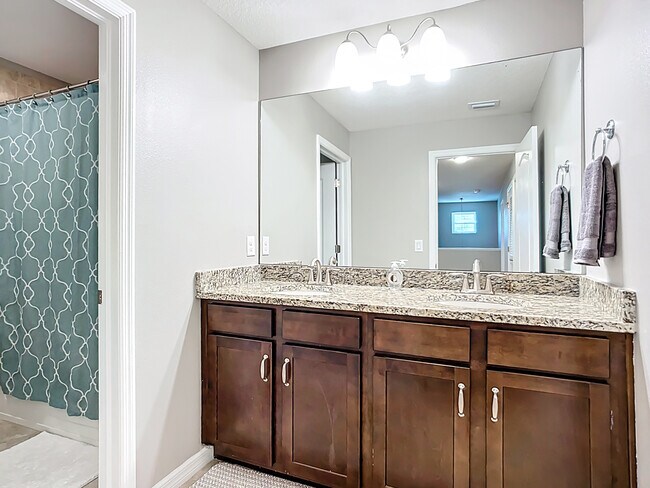 Building Photo - 3009 Esmeralda Dr
