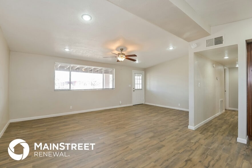 Building Photo - 3126 S Naco Vista
